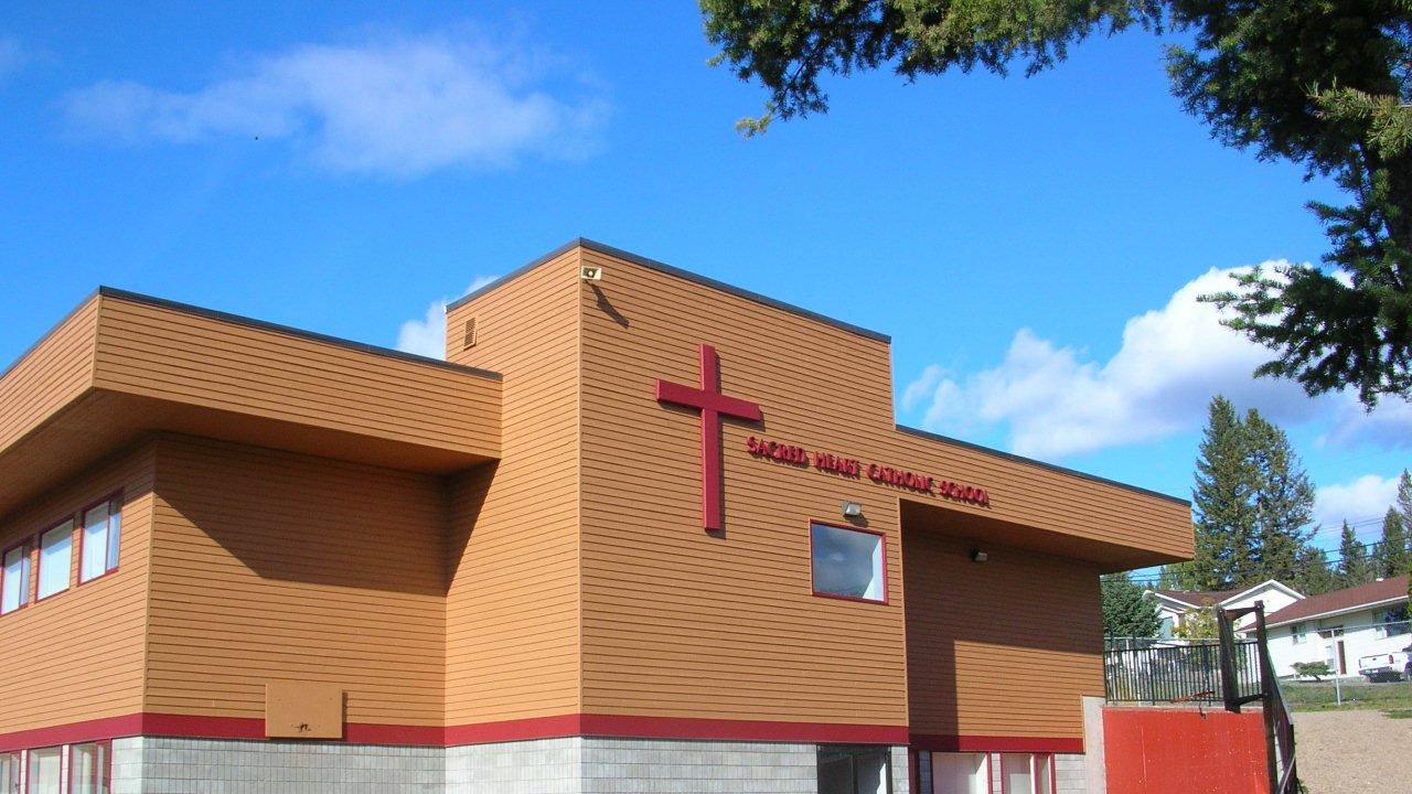 An image of the outside of Sacred Heart Catholic School